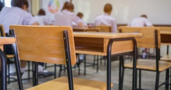sala-de-aula-ou-escola-vazia-sala-de-aula-com-estudante-tendo-exames-escrevendo-exame_4236-1268