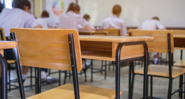 sala-de-aula-ou-escola-vazia-sala-de-aula-com-estudante-tendo-exames-escrevendo-exame_4236-1268