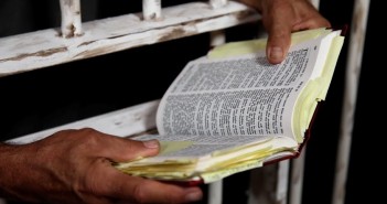 949936077-biblia-na-prisao