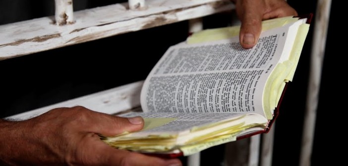 949936077-biblia-na-prisao