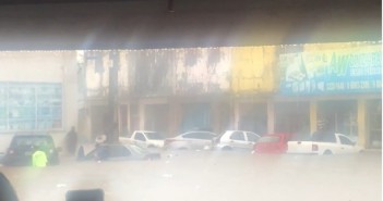 Pessoas abrigadas, registrando situação de alagamento no Mercado Central