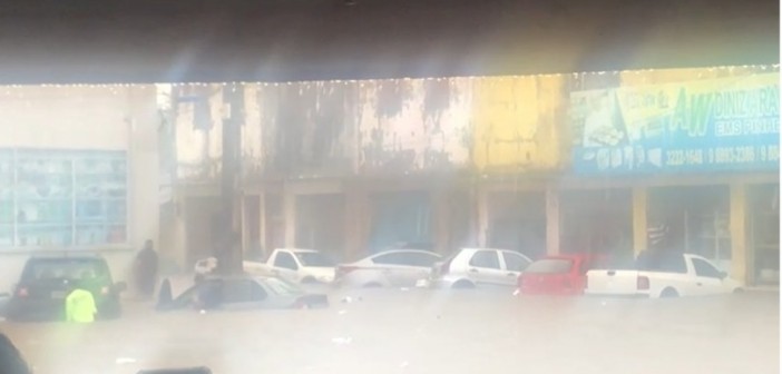 Pessoas abrigadas, registrando situação de alagamento no Mercado Central