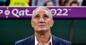 tite-tecnico-da-selecao-brasileira-na-partida-contra-camaroes-pela-copa-do-mundo-1670014143644_v2_900x506-880x495