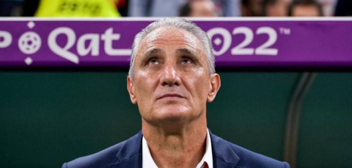 tite-tecnico-da-selecao-brasileira-na-partida-contra-camaroes-pela-copa-do-mundo-1670014143644_v2_900x506-880x495