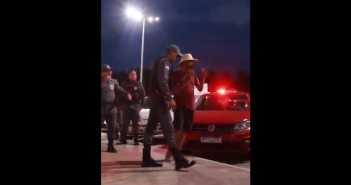 Momento no qual o proprietário do bar é conduzido à delegacia para depoimento