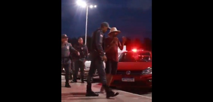Momento no qual o proprietário do bar é conduzido à delegacia para depoimento