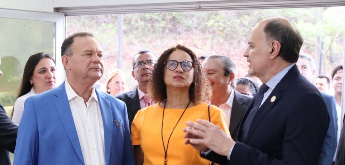 Governador Brandão, ministra Luciana e reitor Fernando