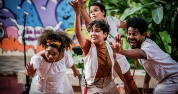 Grupo Cena Aberta em apresentação da cena Árvore Mangueira, no Centro Cultural Vale Maranhão (Arquivo pessoal)