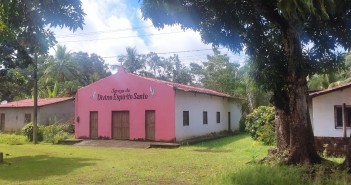 Vista externa da Igreja do Divino Espírito Santo, no território quilombola Santa Rosa dos Pretos (Imagem: Andresa Venancia Lima de Oliveira/2024)