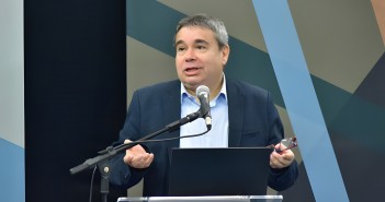 Prof. Márcio Carneiro, em palestra sobre IAG, na Câmara dos Deputados (Foto: Zeca Ribeiro)