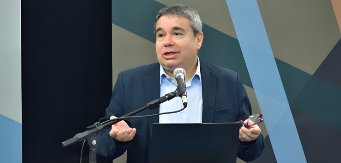 Prof. Márcio Carneiro, em palestra sobre IAG, na Câmara dos Deputados (Foto: Zeca Ribeiro)