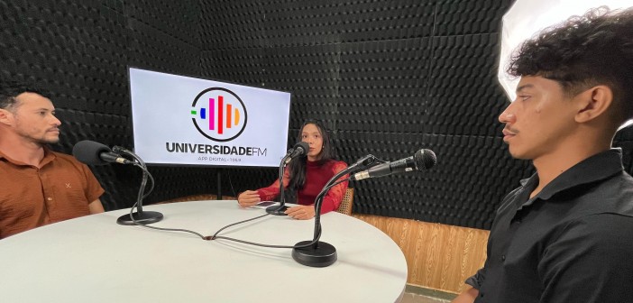 Pesquisadores experimentam atividades no Laboratório de Rádio da UFMA (Foto: Kariny Santiago)